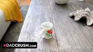 爸爸迷恋 - 性感苍白的金发女郎用激情的口交奖励继父并吞下他巨大的精液