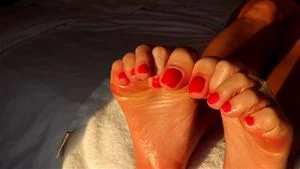 油腻的长红脚趾