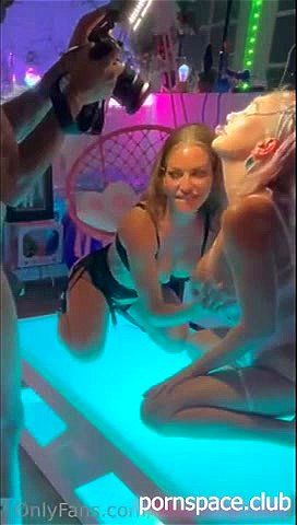 Kissa Sins 和 Adira Allure 幕后三人场景