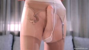 无绑带假阳具 - 性感美女穿着裤袜和长筒袜享受假阳具的乐趣