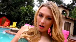 多人群交派对上，令人惊艳的年轻美女与多位猛男激情碰撞