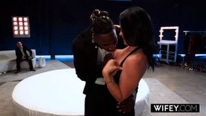 Wifey 欲火难耐的人妻娜迪亚·怀特为粗壮黑棒敞开紧窄后庭