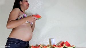 填满肚子的西瓜