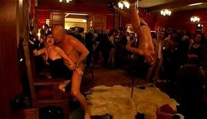 我与妻子首次在换偶俱乐部体验多人游戏，探索全新的亲密冒险。