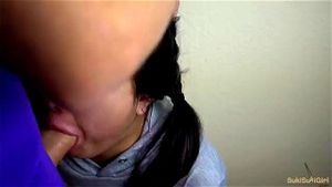 美丽的蓝眼睛女孩喜欢口交