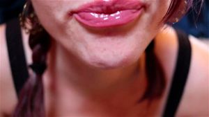 唇彩ASMR：体验极致感官享受，沉醉于唇部护理的温柔诱惑。在视频中，你将感受到细腻的唇彩涂抹声与舒缓的呼吸节奏，带来一场放松而私密的听觉盛宴。专注于成人舒适与感官探索，适合寻求宁静时刻的观众。