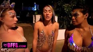 BFFS - 穿着性感比基尼的完美翘臀女孩们与陌生人共享鸡巴庆祝幻想节
