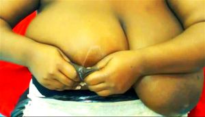 巨大的黑色丰满胸部充满乳汁