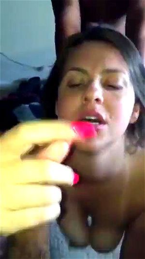 金发已婚女士在伴侣面前与朋友亲密互动，绿帽情节，金发美女与朋友激情时刻