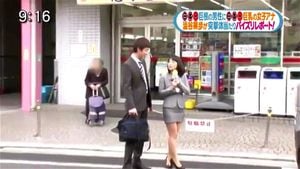 把这些性感尤物送上公共电视，在她们闲聊时尽情享受激情时刻