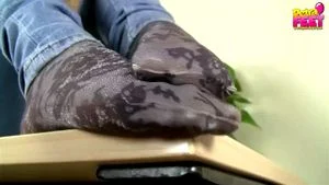 穿着白色指甲油袜子的年轻女性脚