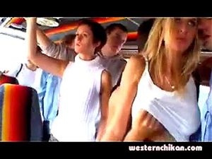 在拥挤的公交车上，一位迷人的女性乘客被一位大胆的陌生人抚摸，享受了意想不到的公共刺激。场景充满了紧张和快感，展现了成年人在日常环境中的隐秘欲望。