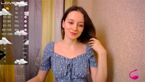 超级可爱的娇小年轻女性独奏阴部玩振动器