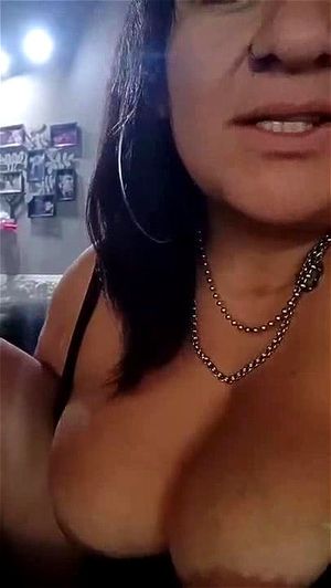 BBW 成熟与天然大胸部网络摄像头戏弄