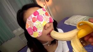 挑战游戏，他们能在被蒙住眼睛的情况下猜出嘴里是什么吗？
