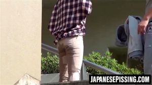 日本宝贝跳到男朋友身上然后尿裤子