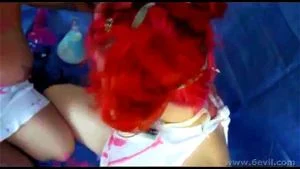 曲线优美的女同性恋者变得凌乱交换粘糊糊的口水