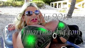 Martina Big - 沙滩梦想：一位魅力四射的成年女性在阳光明媚的海滩上展开一段充满诱惑的冒险。享受这场视觉盛宴，探索性感与自然的完美结合，满足您对成人娱乐的渴望。关键词：成人视频、性感美女、沙滩情缘、激情体验。