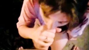 她玩输了游戏，只好服侍他，听从指挥，直到他射在她嘴里，她不得不咽下。