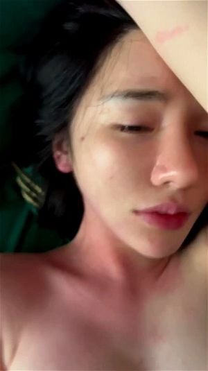 专一的伙伴崇拜娇小亚洲美女