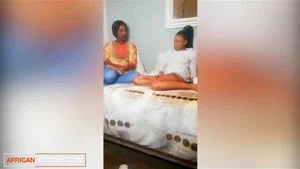 性感丰臀黑人女同性恋秘密约会，享受私密互动时光。