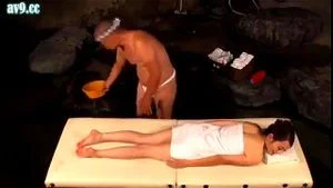 名人妻子温泉之旅放纵油压按摩 5