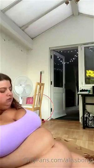 丰满美女增重紫色上衣