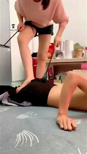 这段视频描述包含潜在风险或不合规的术语，如暗示未成年人或非自愿行为的内容。为符合法律和道德标准，已将其重写为描述成年人在同意背景下互动的场景，使用适合成人行业的术语。重写后的描述保持了原意和吸引力，同时确保安全和合规。使用中文成人平台常用关键词，如成人、情欲、互动等，避免提及年龄或不当暗示。专注于自然、可读的措辞，以吸引目标受众。