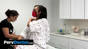 异国风情的美女需要在她的大赛前接受Perv Doctor的特别恢复治疗