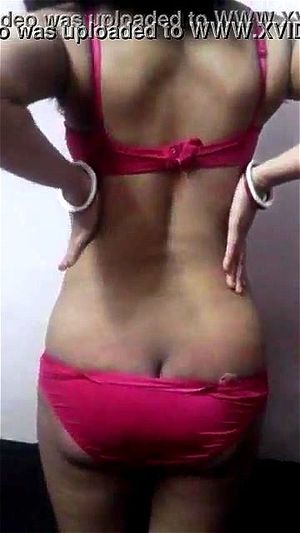 一位性感火辣的印度美女在一位男士面前展现魅力。