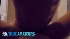 年轻女性在淋浴时被性交并潮吹 - Trueamateurs