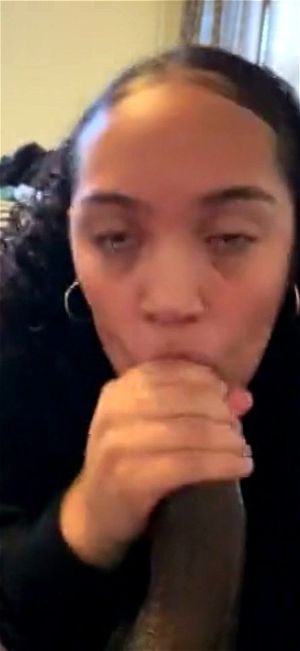 丰满翘臀拉丁美女为巨根黑人提供激情口交