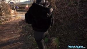 公开特工: 性感的意大利熟女在公共场合高潮并献上精彩的户外口交