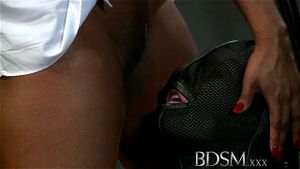 女主人Jasmine Webb BDSM探索：一场支配与臣服的感官盛宴。体验这位技艺精湛的女主人如何引导一场充满激情与控制的游戏，挑战极限，释放深层欲望。适合寻求刺激与掌控的观众，探索权力交换的极致快感。