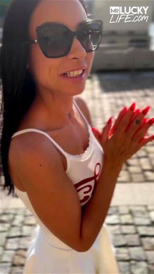 黑发卡拉·梅拉 (Cara Mella) 展现德国女孩的魅力
