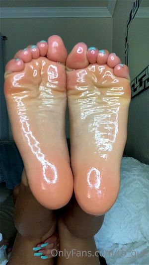 涂抹椰油的柬埔寨美足