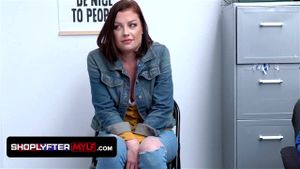 调皮的熟女Sovereign Syre被抓到偷窃并被带到后室进行审问