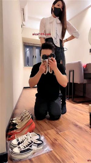 中文女性主导，体验成年女性的支配与控制。沉浸在充满力量与欲望的世界，享受顺从与臣服的快感。探索这个独特的角色扮演场景，释放你内心的渴望。