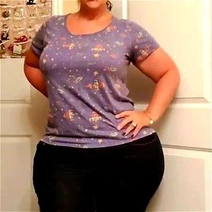 热辣丰满美女的独舞诱惑，身着恰到好处的服饰