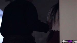 富有的男人提供金钱让保姆怀孕