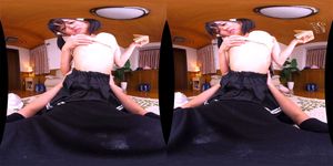 大叔与三位年轻女孩，只顾玩手机却陷入激情性爱！完全沉浸其中，无法自拔！