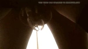 妻子观看娘娘腔绿帽在贞操锁中因黑人大屌肛交而射精