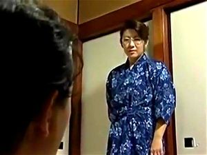 成熟女性家庭角色扮演，禁忌情境下的激情互动。