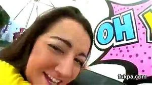 美丽的美女暴露巨大的臀部并被混蛋性交