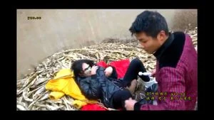 成年情侣在乡村的墙后进行激情互动，体验自然野外的刺激与快感。