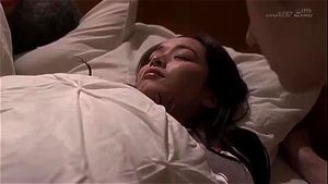 一对充满激情的成年情侣在私密空间中探索彼此的欲望，沉浸在愉悦的感官体验中。影片捕捉了火热的亲密时刻，带来难忘的视觉享受。