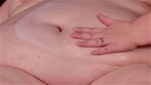 大肚腩相互涂抹乳液
