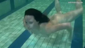 Barbara Chehova 角质水下游泳年轻女性