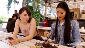 Ersties: 女同性恋情侣在公共场合互相控制振动器
