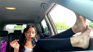 苗条拉丁裔美女足弓与脚趾汽车ASMR